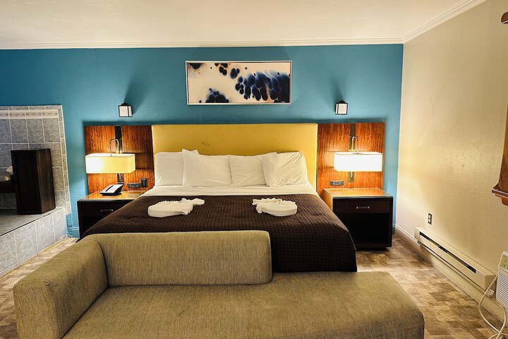 Deluxe Room 1 King Bed Pool View (10 of 13)