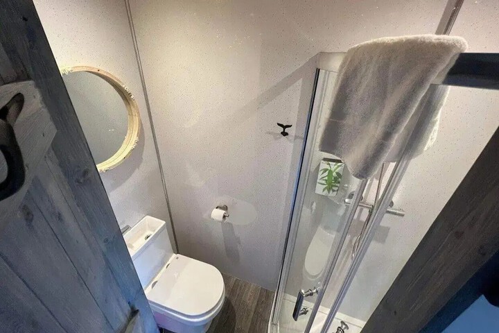 Room 52 of 60