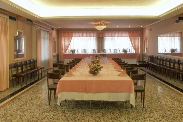 Ballroom/Hall 13 of 21