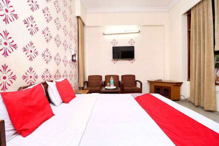 Room 7 of 12