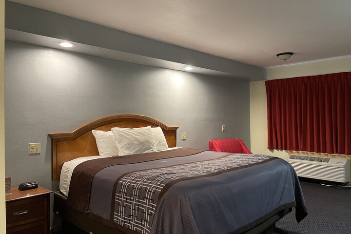 Deluxe Room 1 King Bed (4 of 4)