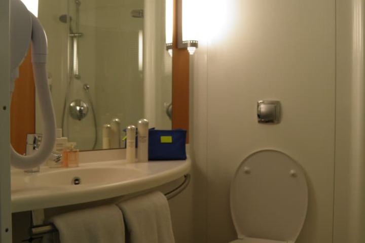 Room 9 of 16