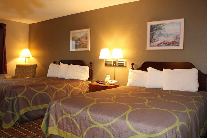 2 Queen Beds (3 of 10)