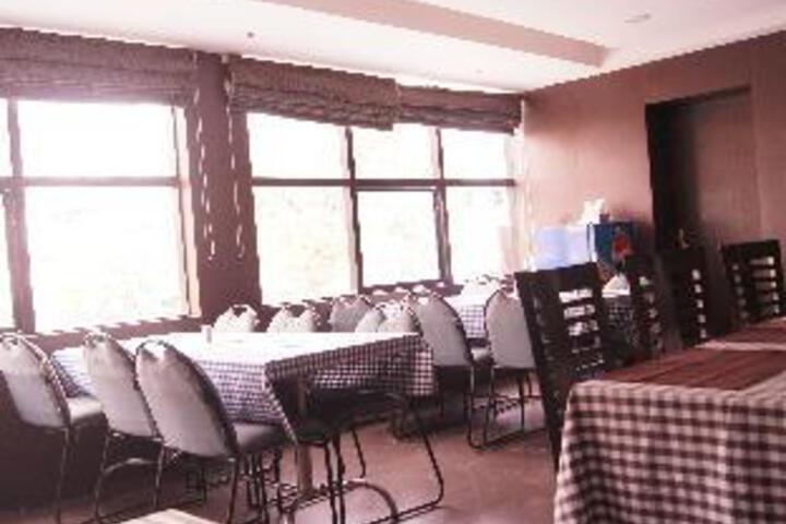 Dining 3 of 10