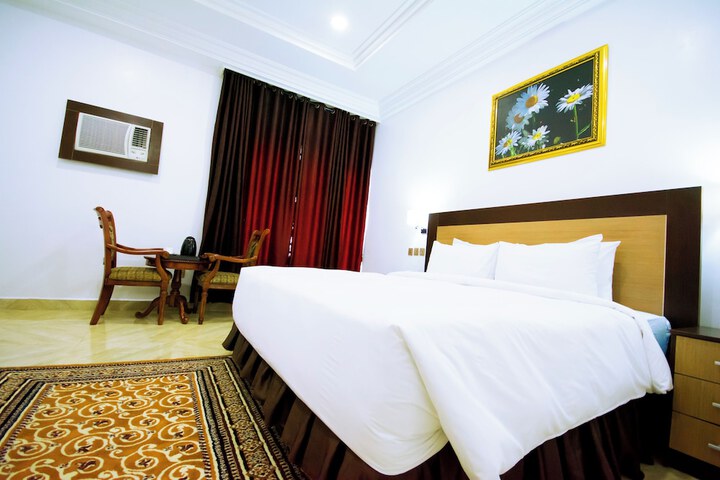 Room 9 of 38
