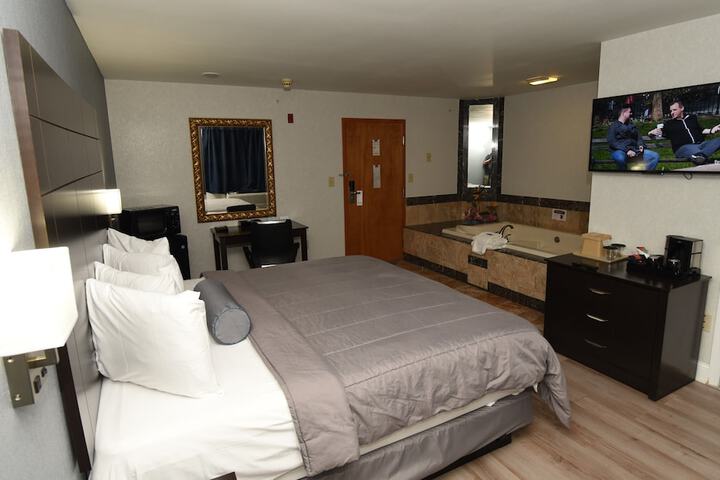 1 King Bed (24 of 33)