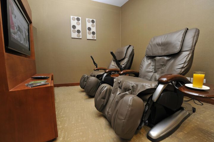 Lounge 53 of 56