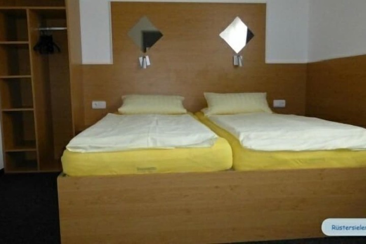 Room 4 of 43