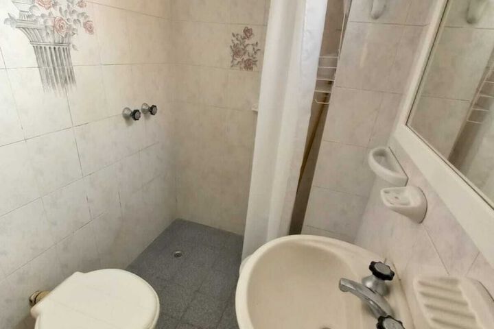 Room 9 of 12