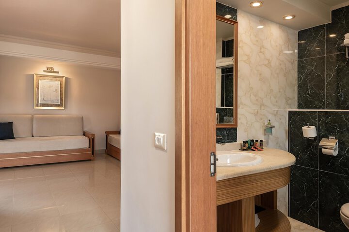 Room 103 of 166