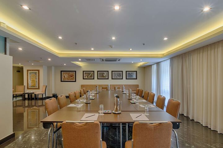 Business Center 143 of 144