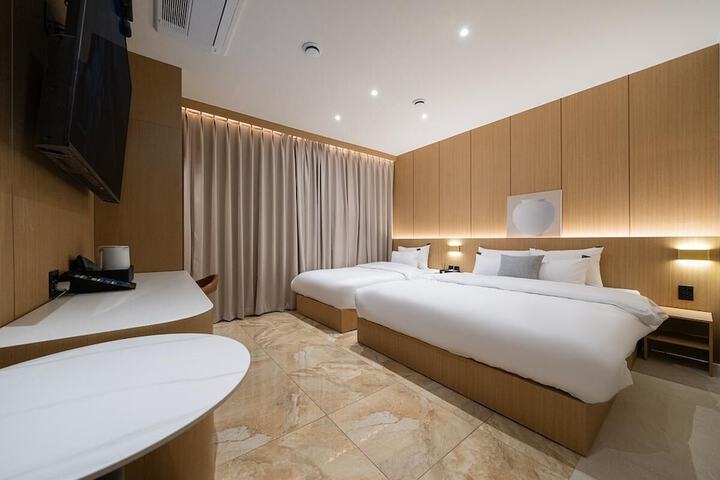 Room 47 of 73