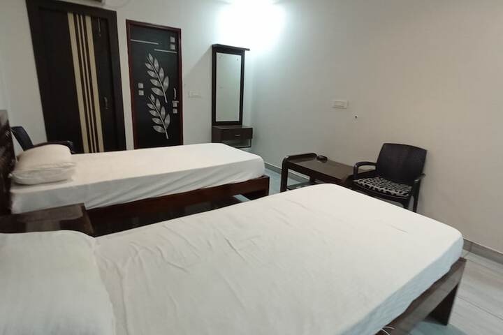 Room 13 of 33