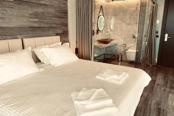 Room 2 of 10