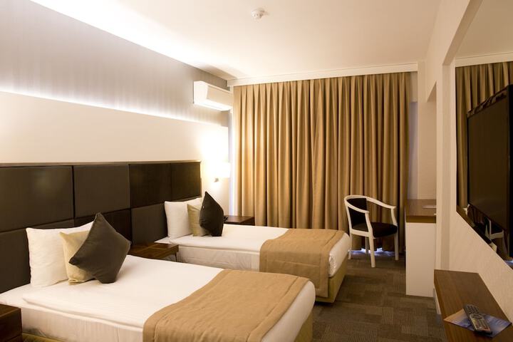 Room 6 of 18