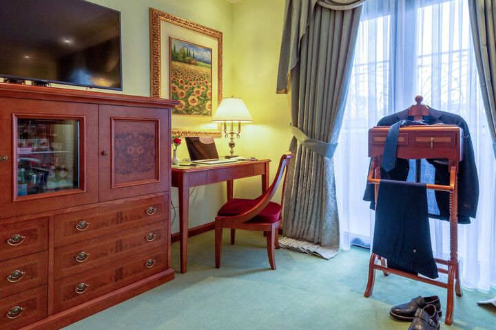 Room 18 of 110
