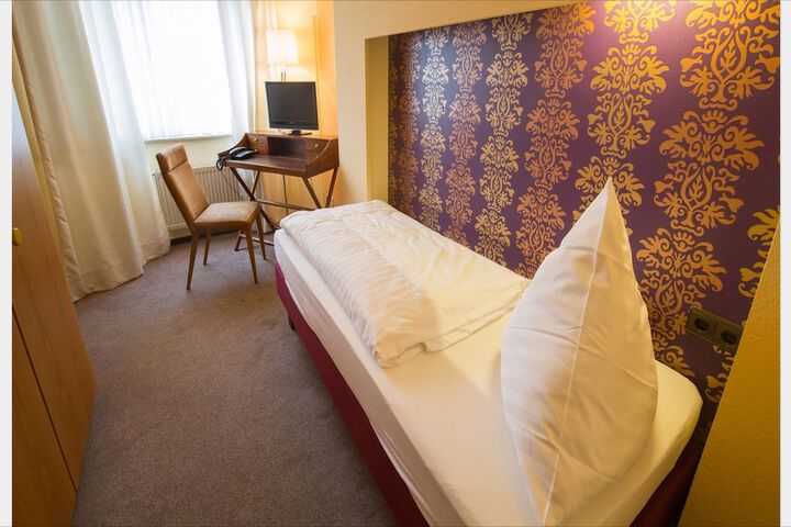 Room 9 of 33