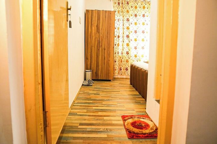 Room 8 of 18