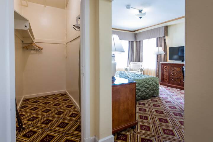 1 King Bed (29 of 33)