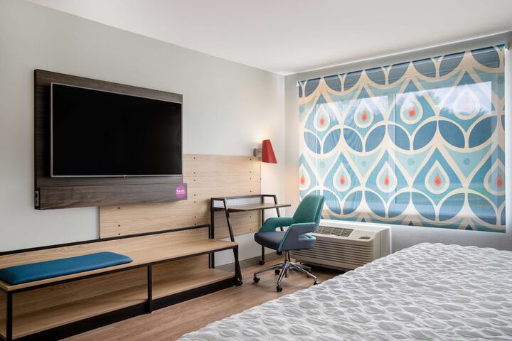 1 King Bed (2 of 14)