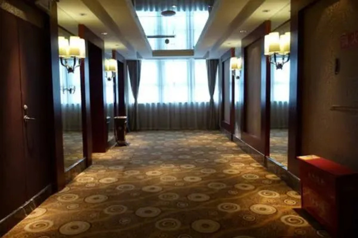 Room 9 of 18