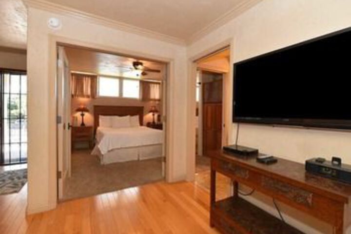 Room 6 of 18