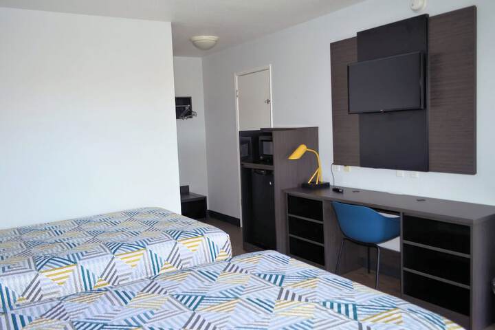 1 Queen Bed (2 of 6)