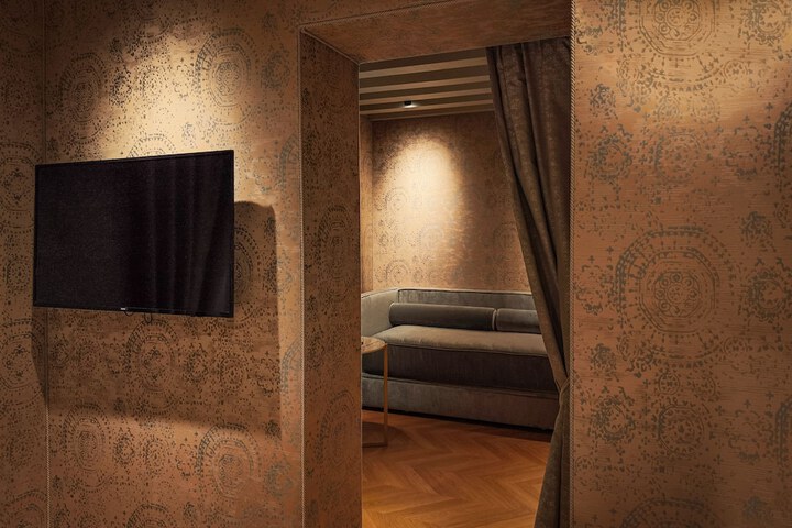 Room 53 of 106