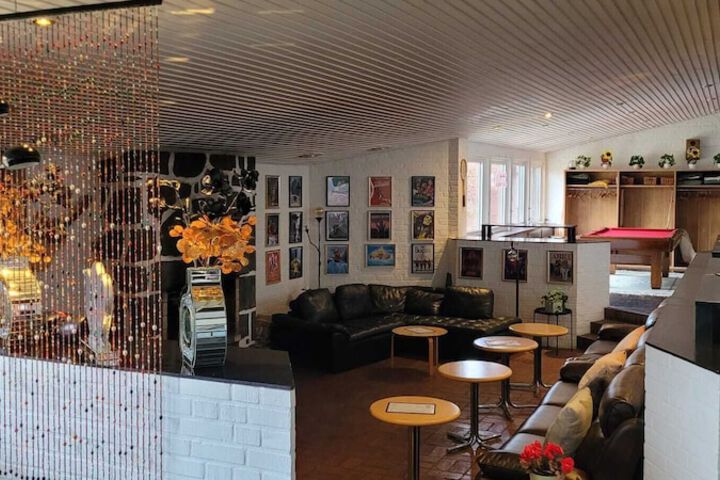 Lounge 67 of 77