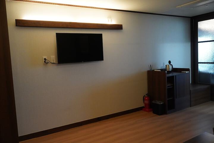 Room 12 of 21
