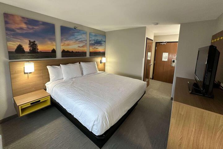 1 King Bed (6 of 10)