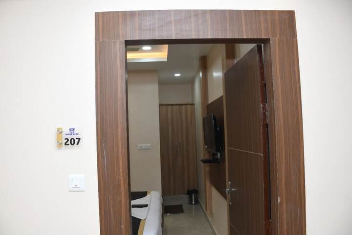 Room 11 of 18