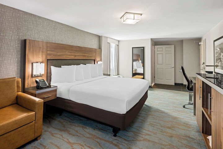 1 King Bed (4 of 29)