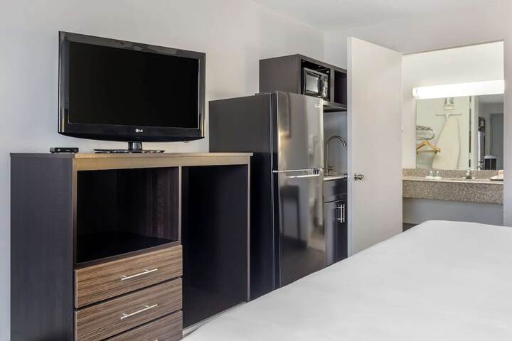 1 King Bed Efficiency (2 of 12)