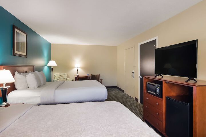 1 Queen Bed Microwave, Refrigerator, Coffee Maker Full Breakfast (23 of 26)