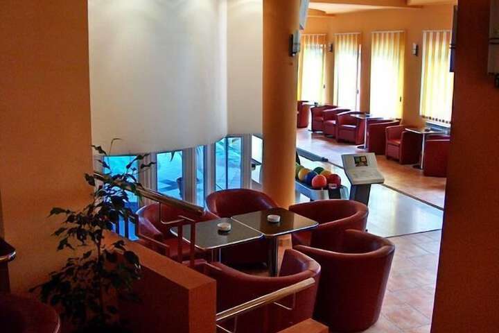 Lounge 29 of 34