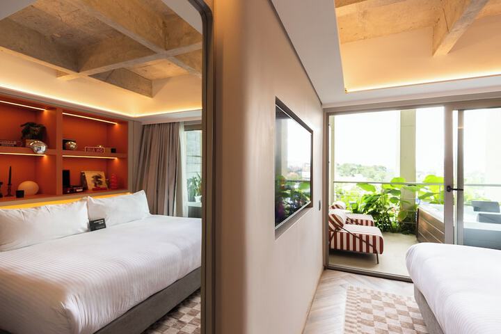 Room 25 of 102