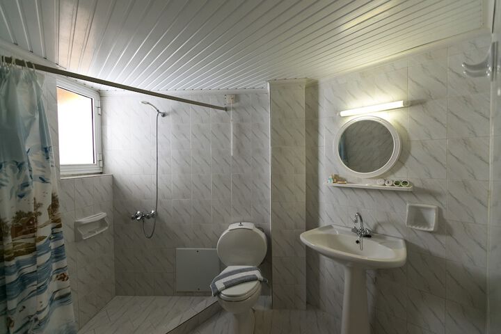 Room 15 of 34