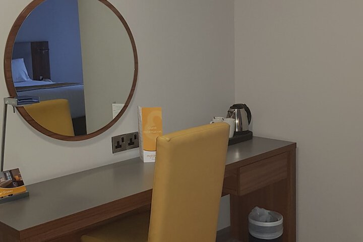 Room 17 of 38