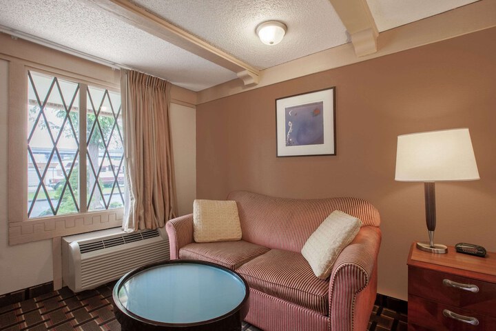 1 King Bed (2 of 4)