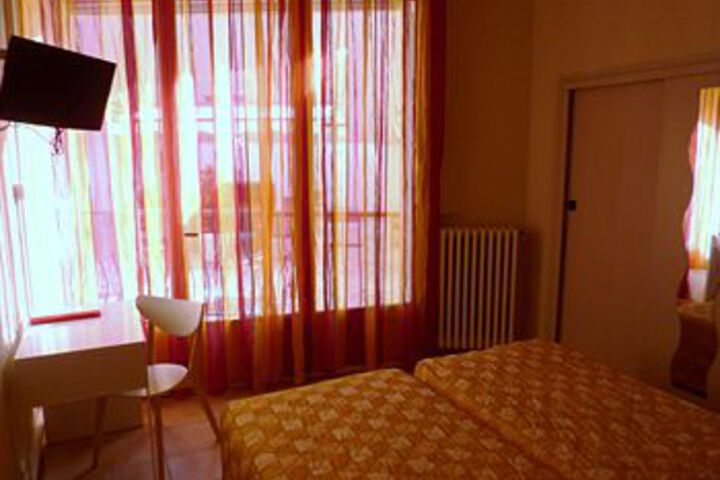 Room 6 of 10