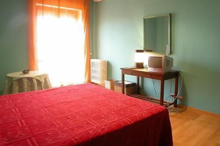 Room 7 of 16