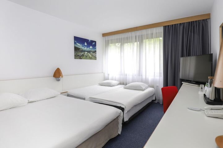 Room 6 of 140