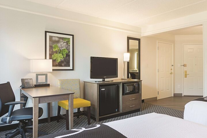 Double Deluxe King Bed (4 of 9)