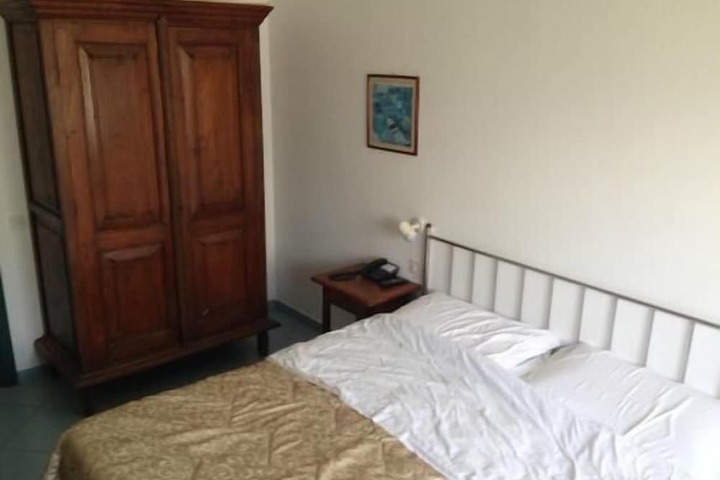 Room 3 of 10