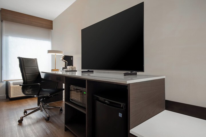 1 King Bed Sofa Bed Desk Microwave and Refrigerator WiFi Keurig Coffee Maker Full Breakfast (5 of 6)