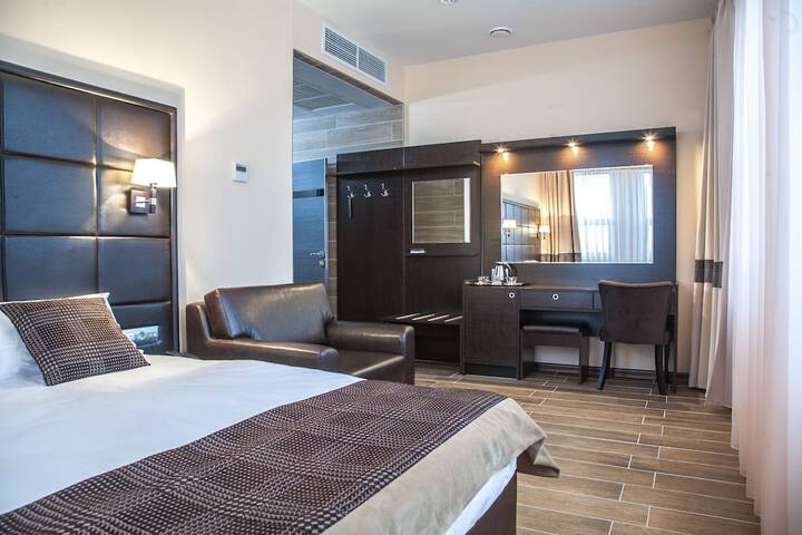 Room 10 of 32