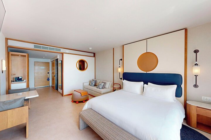 Room 33 of 136
