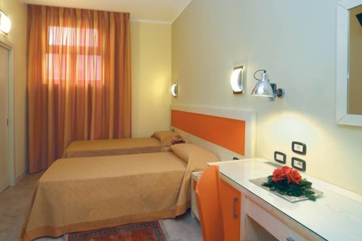 Room 14 of 36