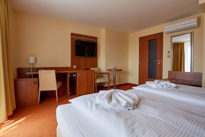 Room 3 of 33